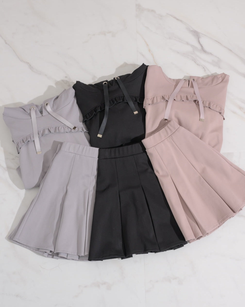 カットアウトフリルスウェットセット