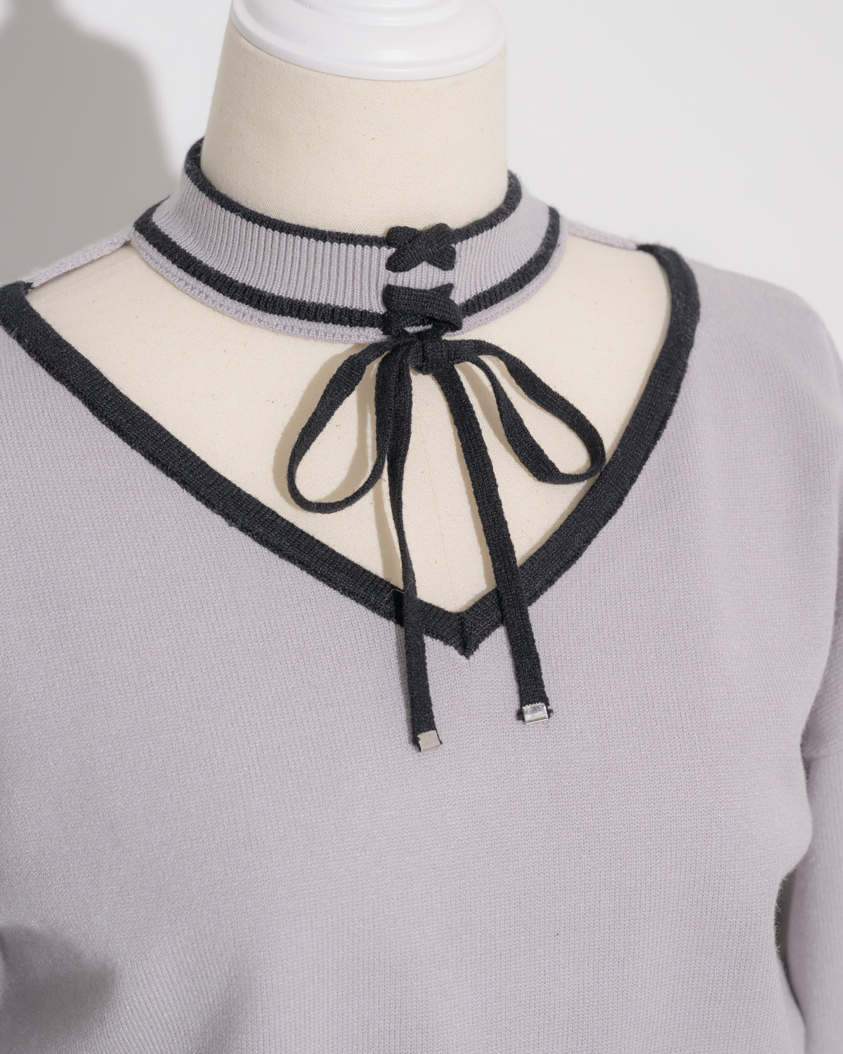 レースアップチョーカーニット