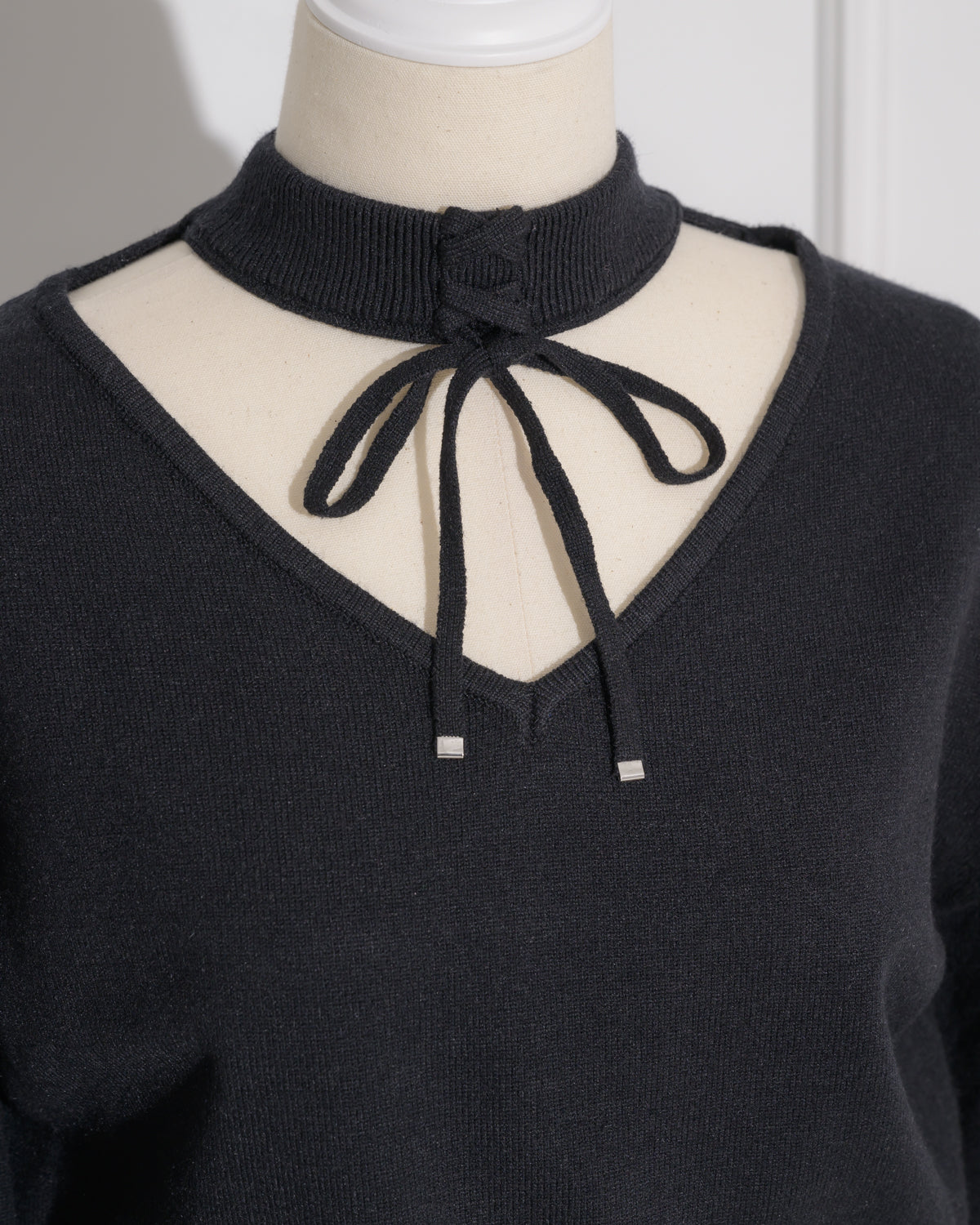 レースアップチョーカーニット