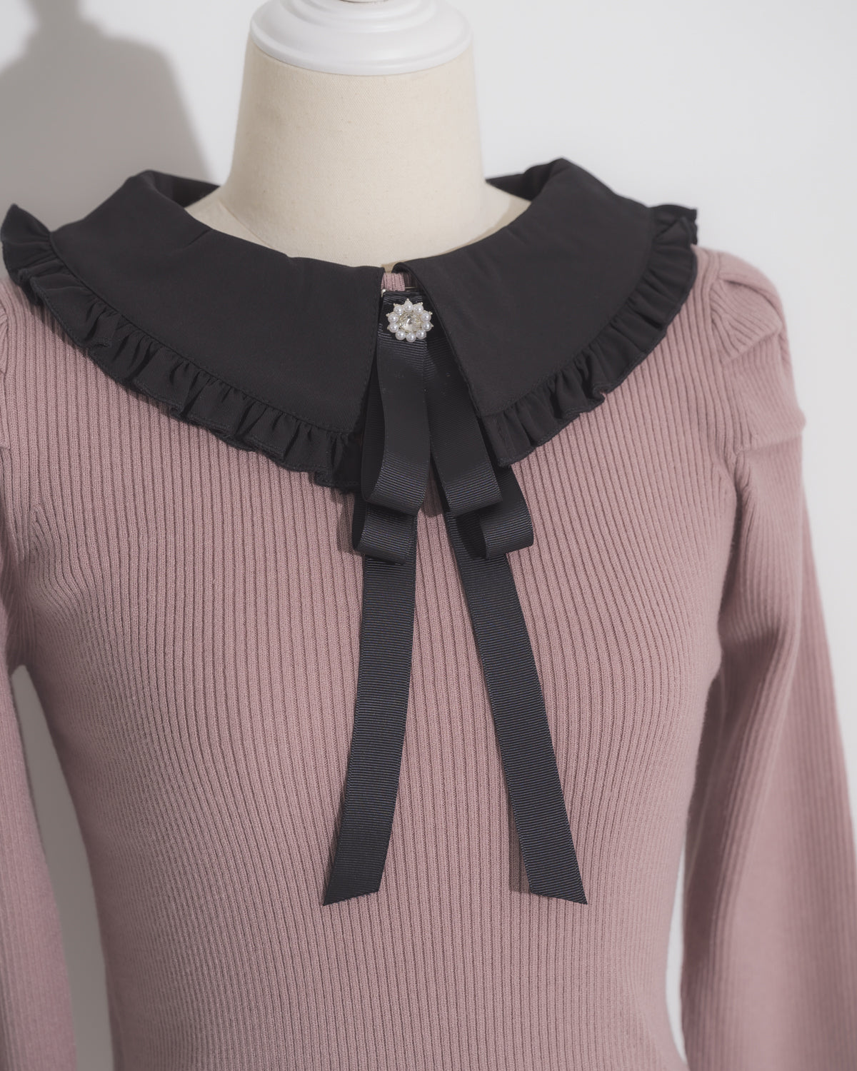 フリルカラーリボンタイ付きニット