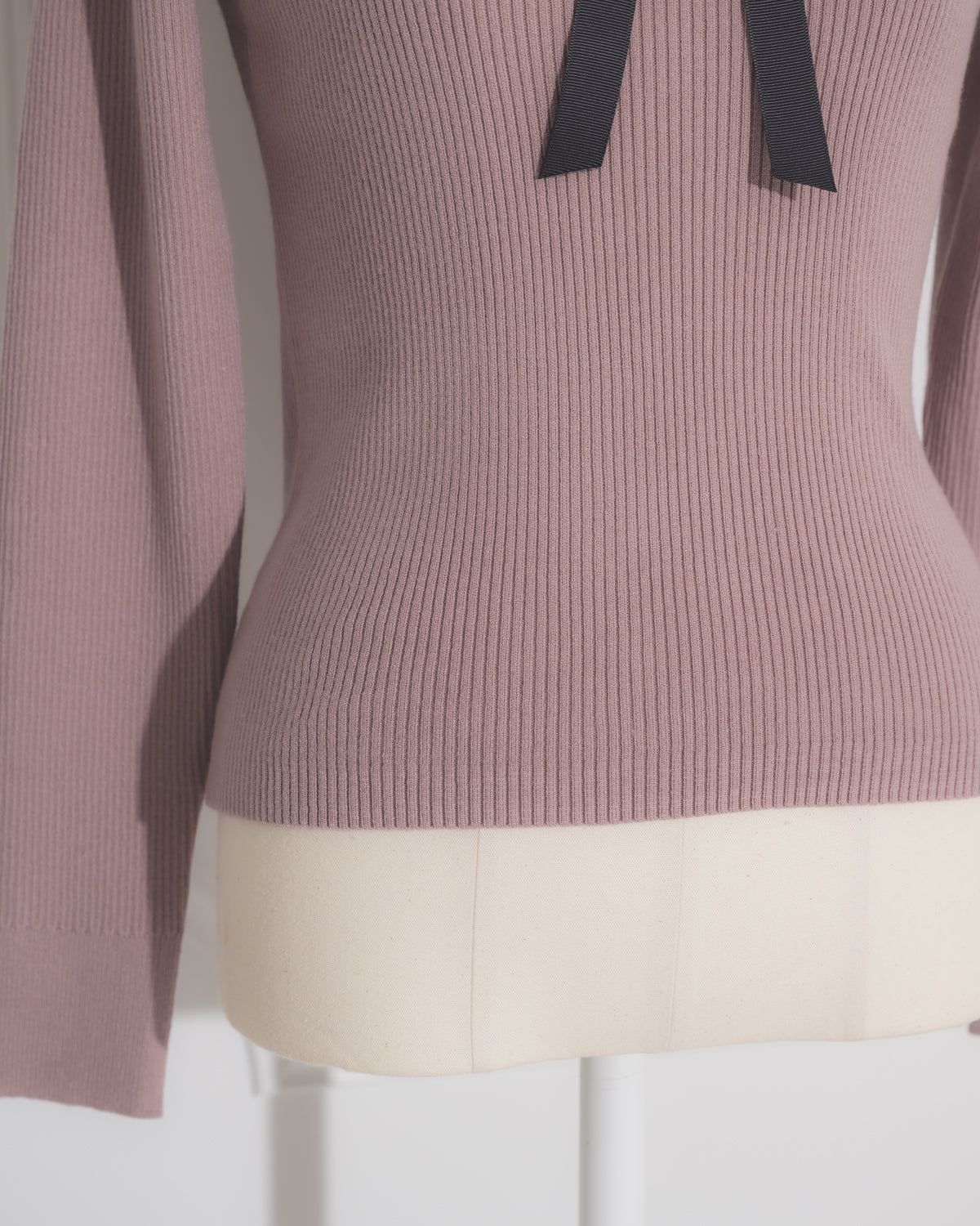 フリルカラーリボンタイ付きニット