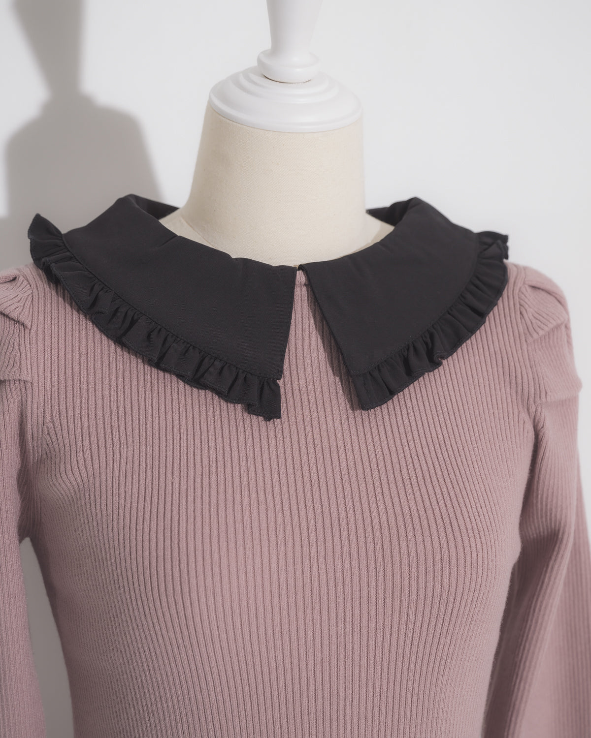 フリルカラーリボンタイ付きニット