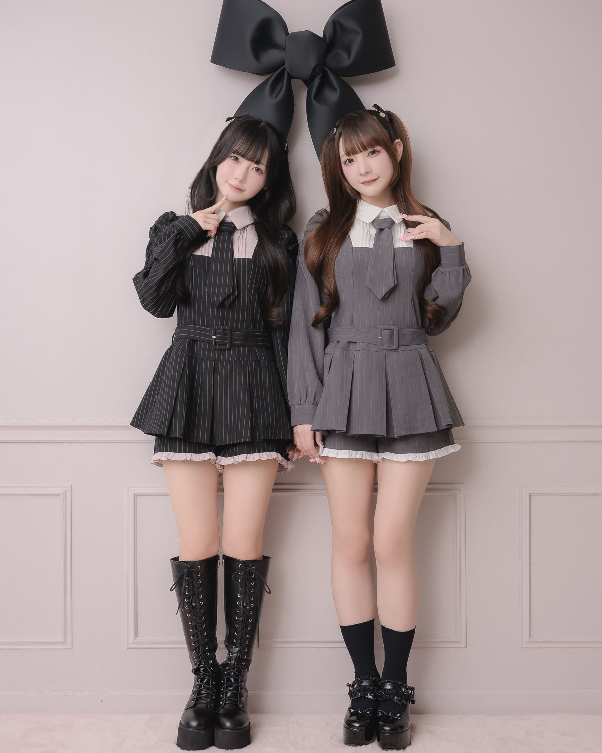 （左）モデル身長：157cm/着用カラー:ブラックストライプ（右）モデル身長：162cm/着用カラー:グレーストライプ