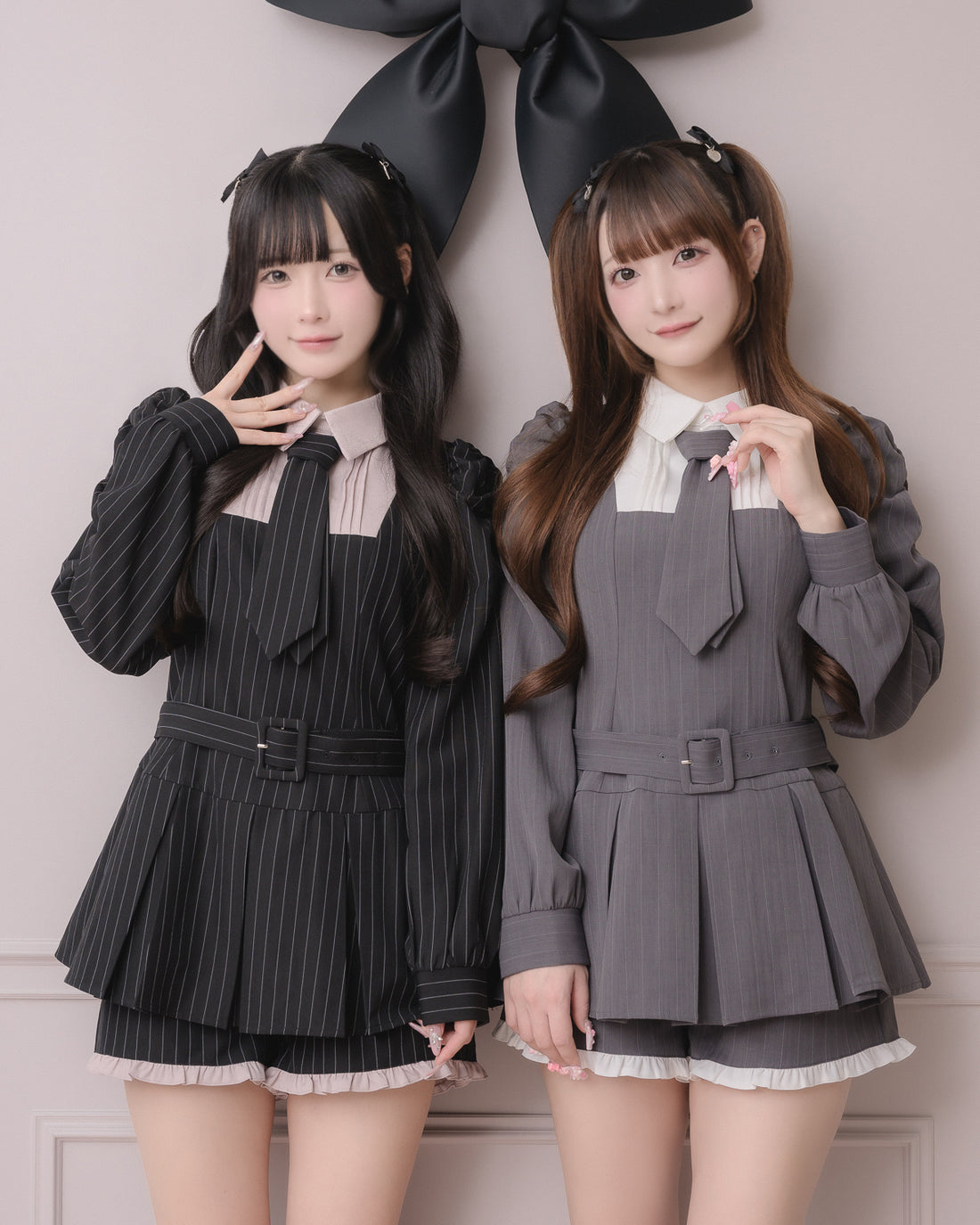 （左）モデル身長：157cm/着用カラー:ブラックストライプ（右）モデル身長：162cm/着用カラー:グレーストライプ