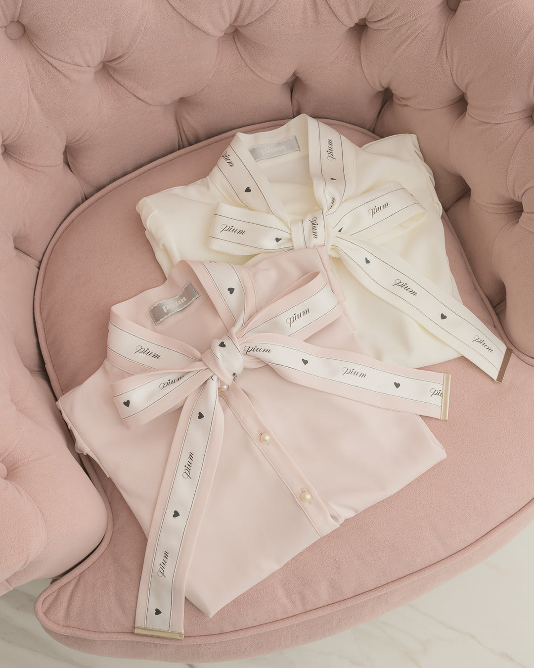 ロゴリボンボウタイブラウス