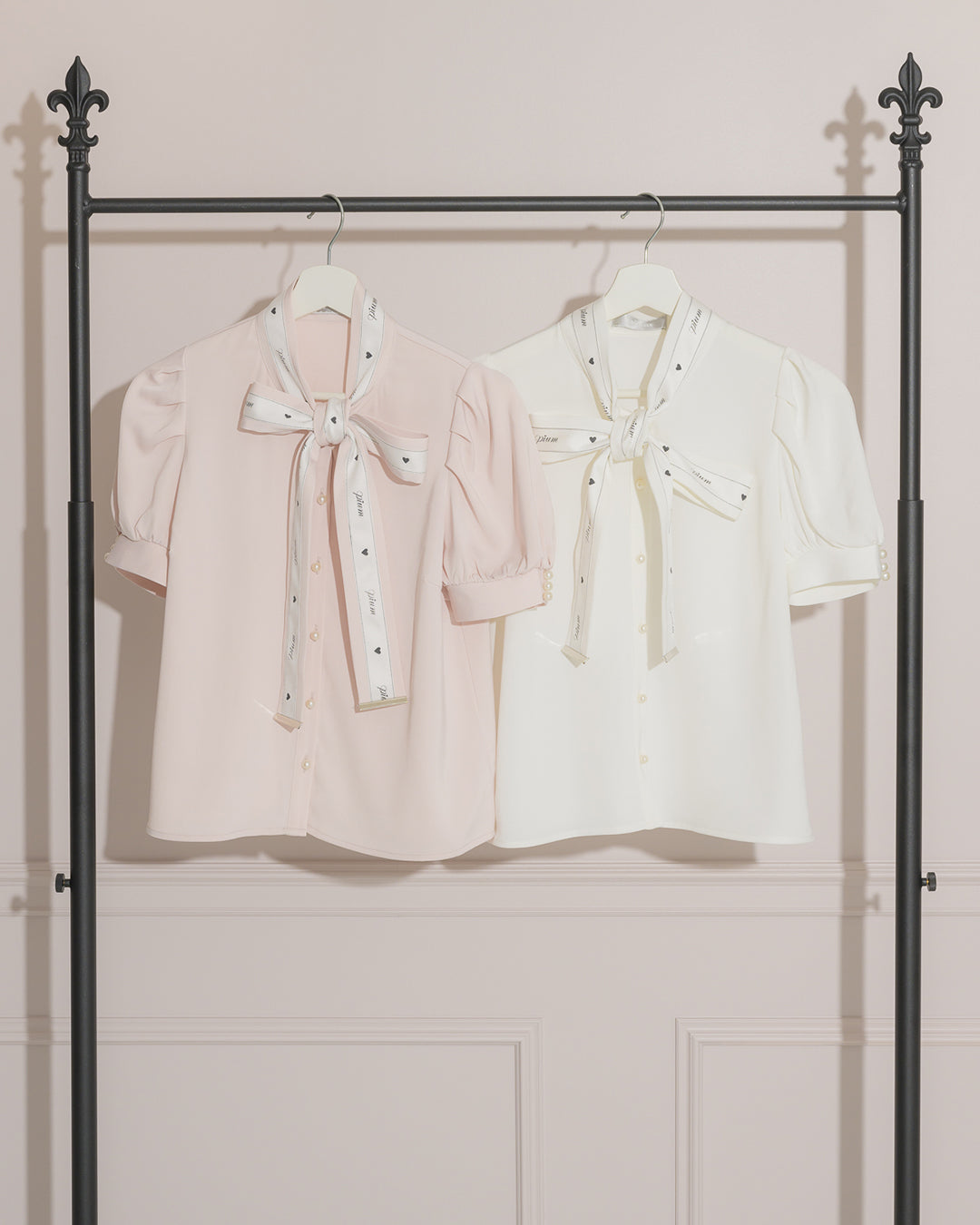 ロゴリボンボウタイブラウス