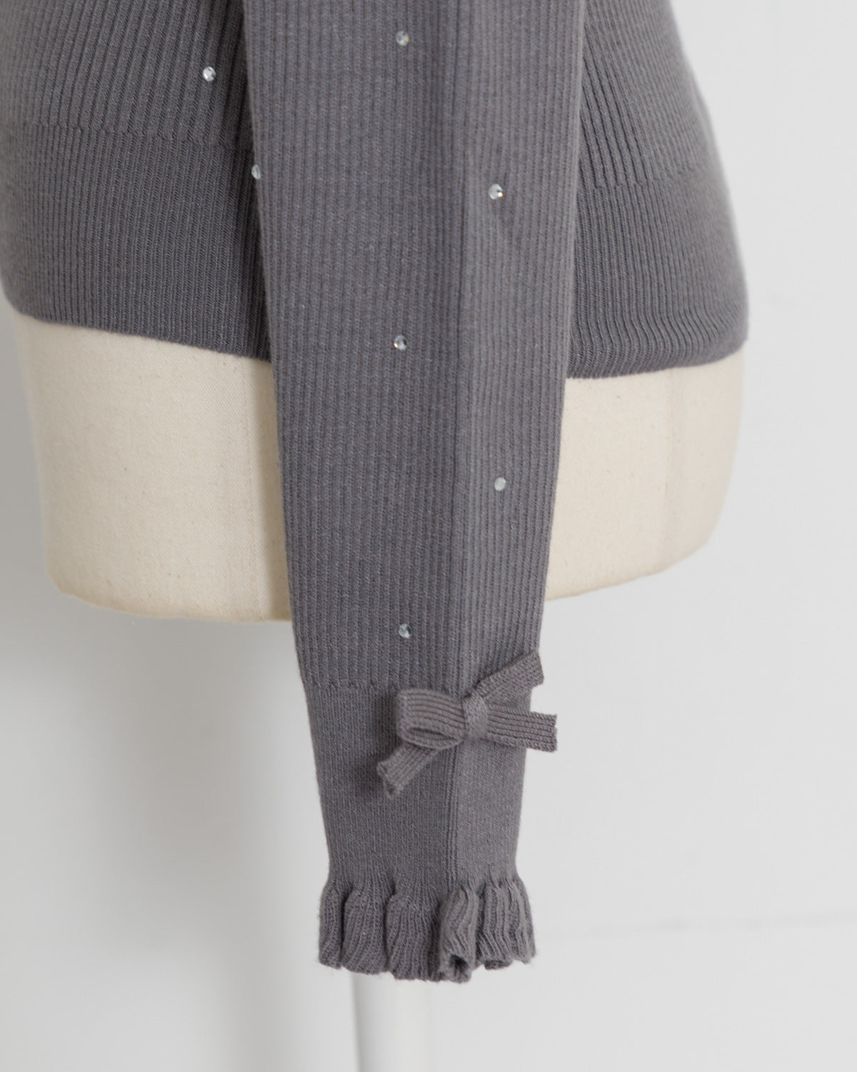 フリルハイネックビジューリブニット