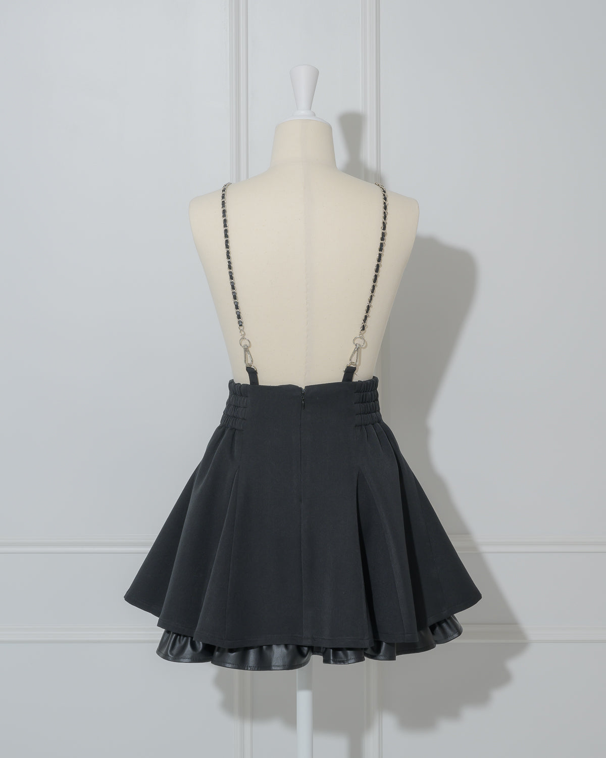 チェーンサス付きレザーフリルフレアスカート