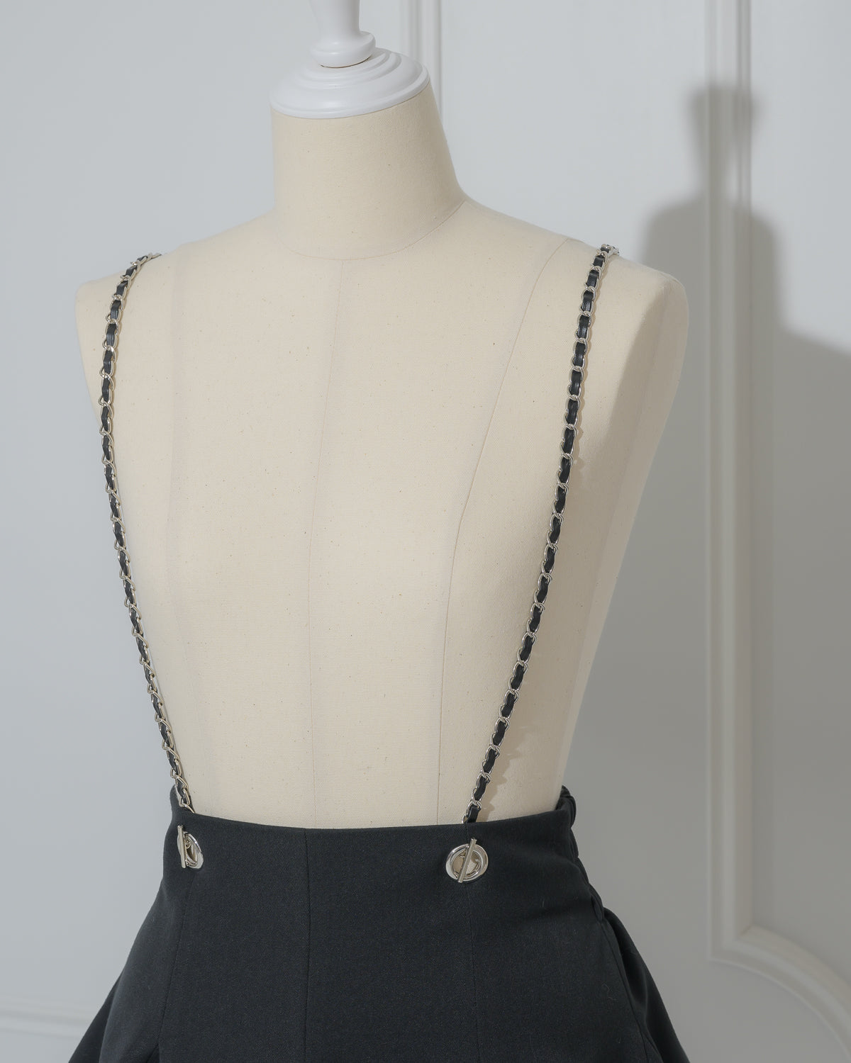 チェーンサス付きレザーフリルフレアスカート