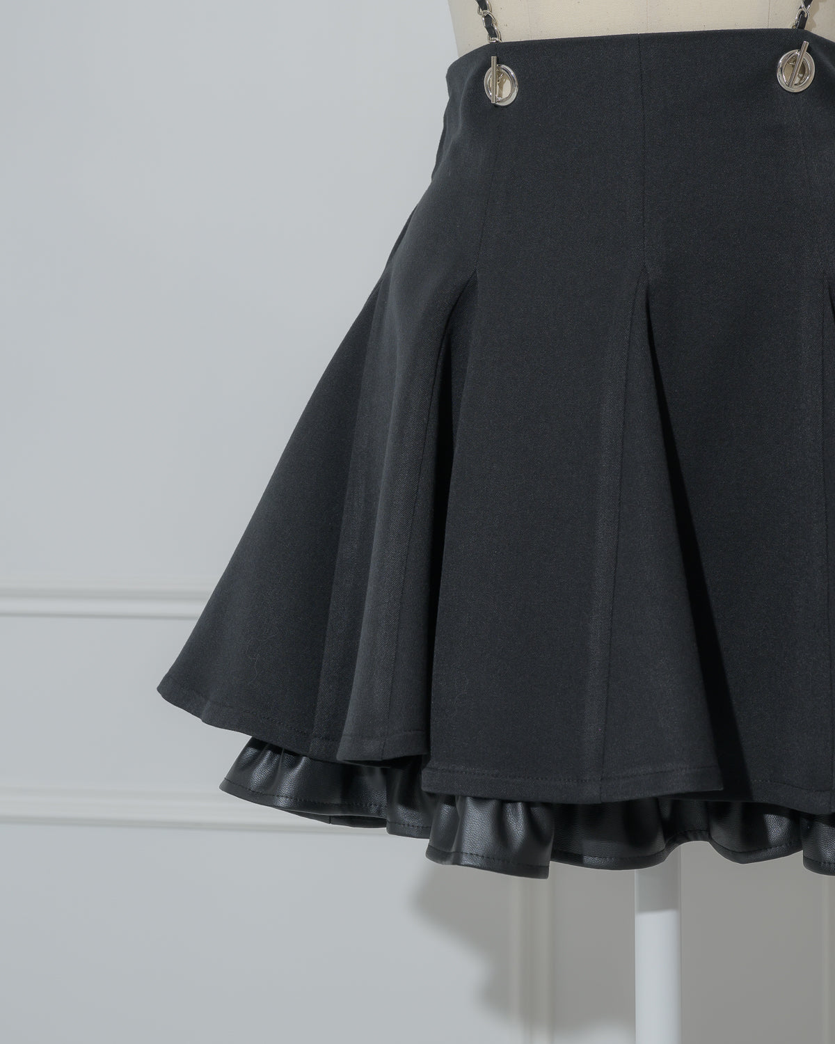 チェーンサス付きレザーフリルフレアスカート