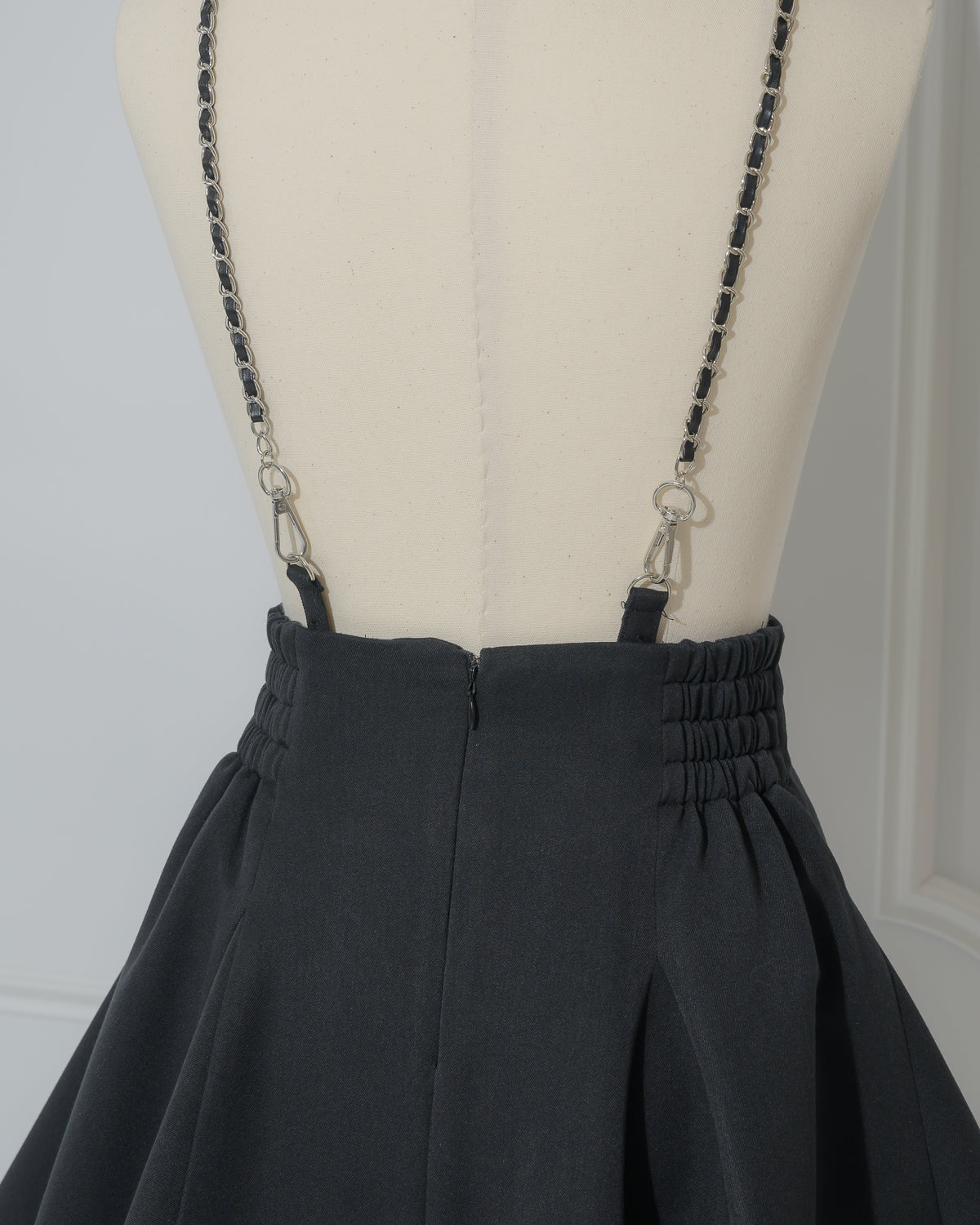 チェーンサス付きレザーフリルフレアスカート