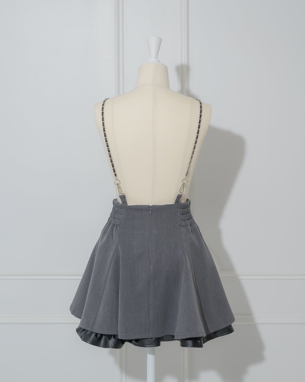 チェーンサス付きレザーフリルフレアスカート