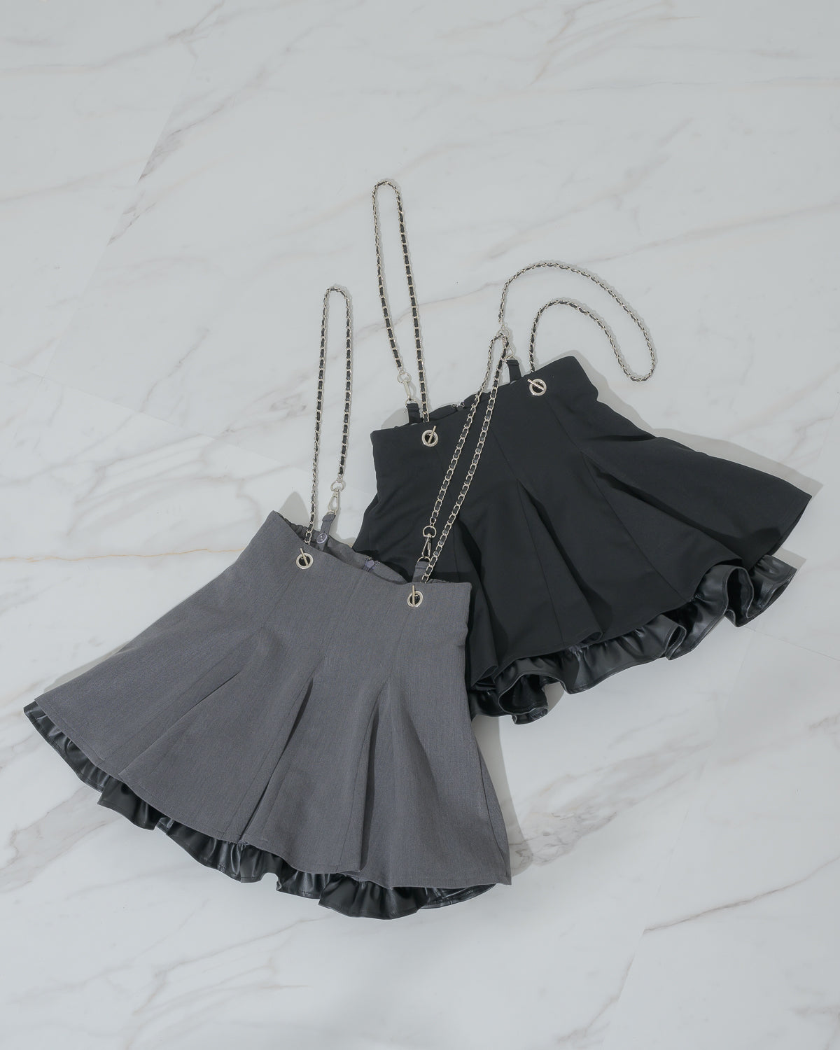 チェーンサス付きレザーフリルフレアスカート