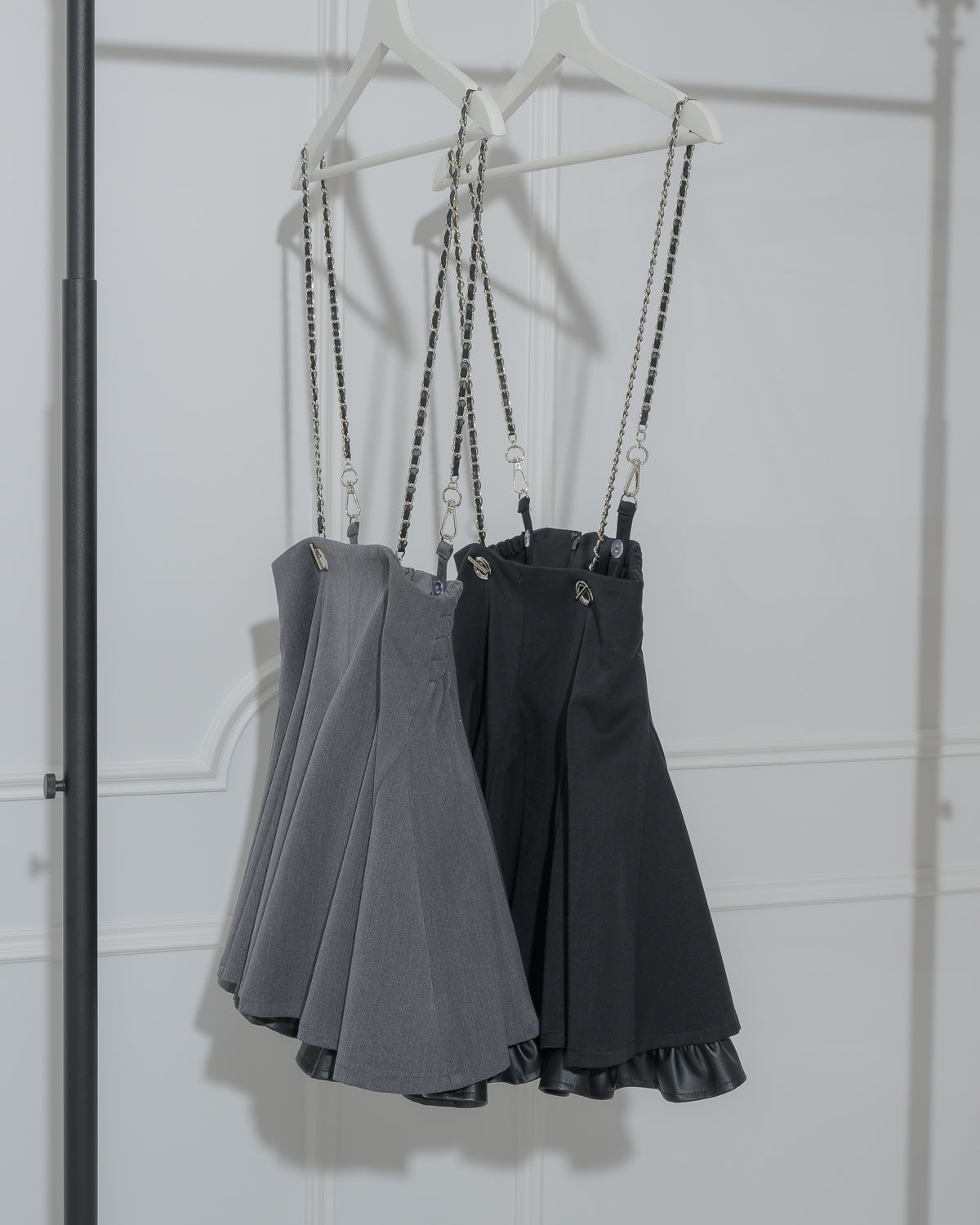 チェーンサス付きレザーフリルフレアスカート