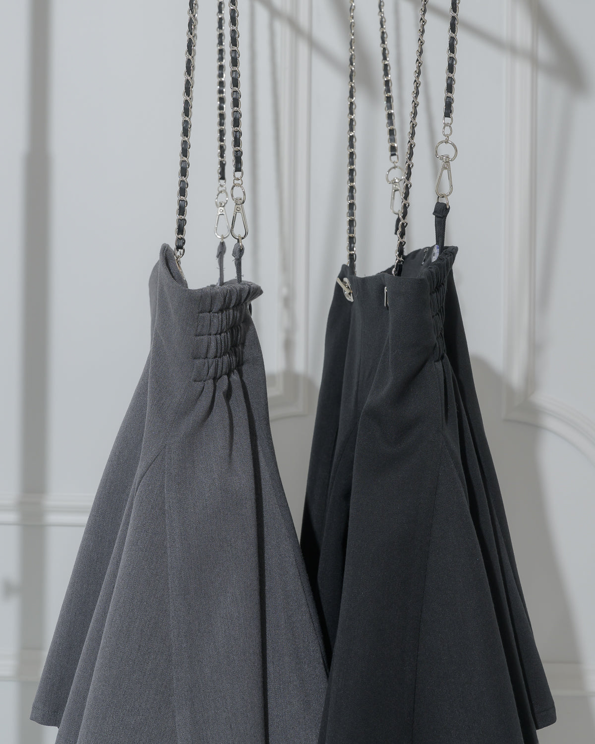 チェーンサス付きレザーフリルフレアスカート