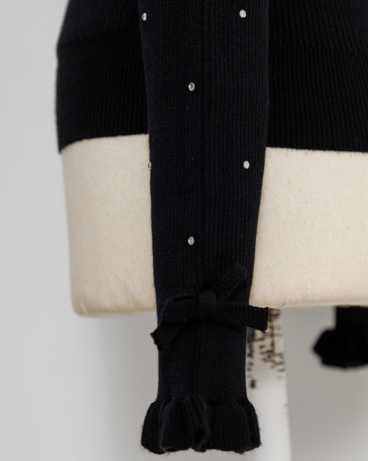 フリルハイネックビジューリブニット