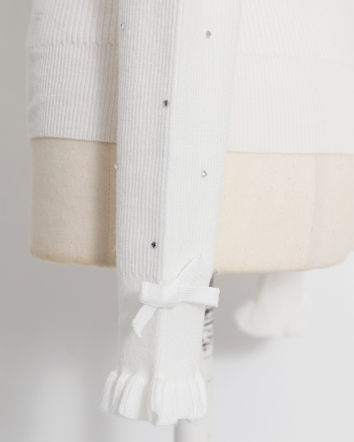 フリルハイネックビジューリブニット