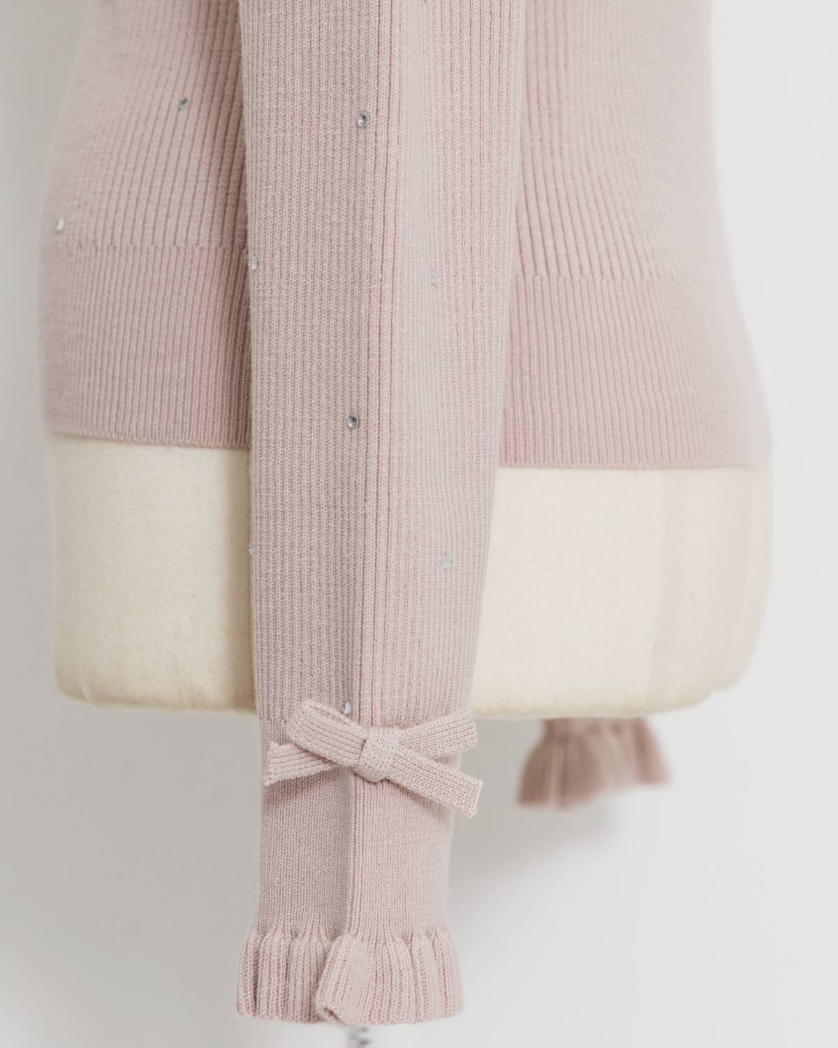 フリルハイネックビジューリブニット