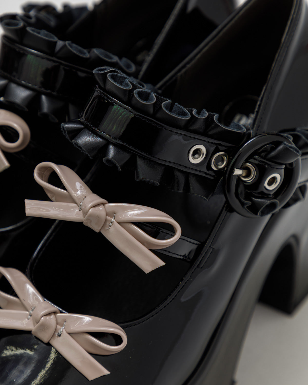 ダブルリボンエナメルパンプス