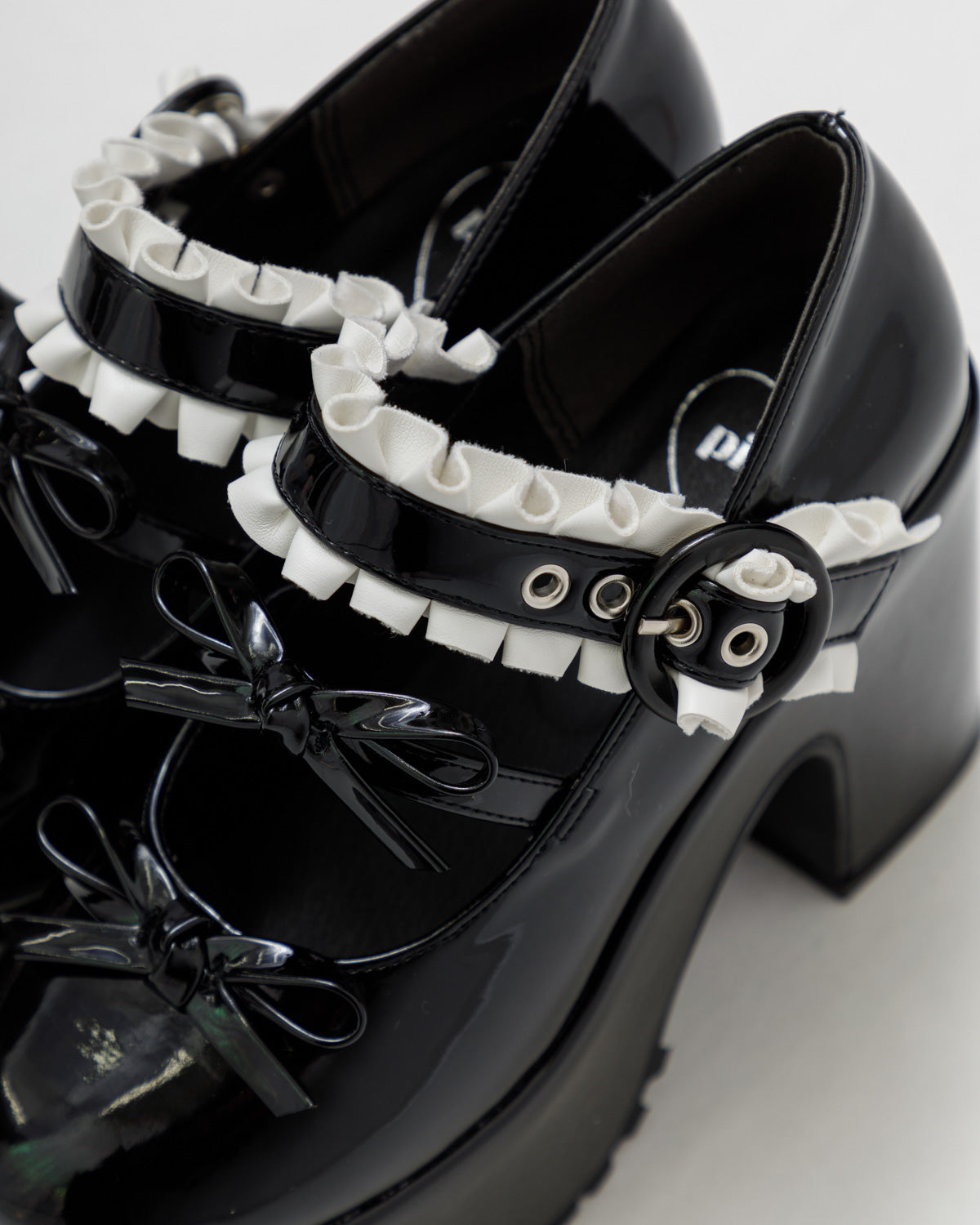 ダブルリボンエナメルパンプス