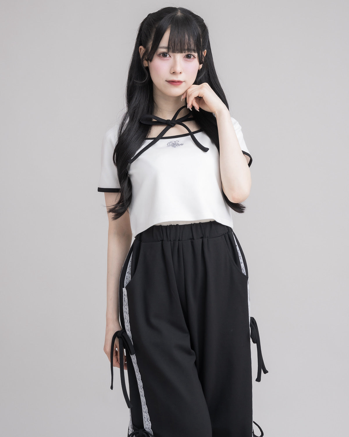 モデル身長:155cm/着用カラー:ホワイト×ブラック