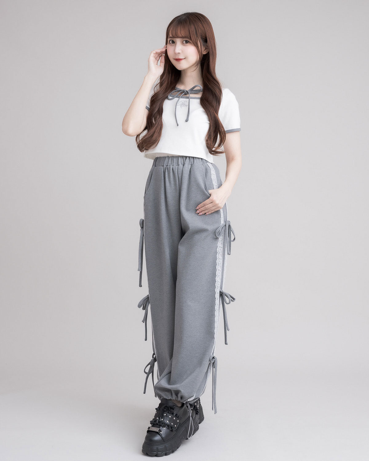 モデル身長:159cm/着用カラー:ホワイト×グレー