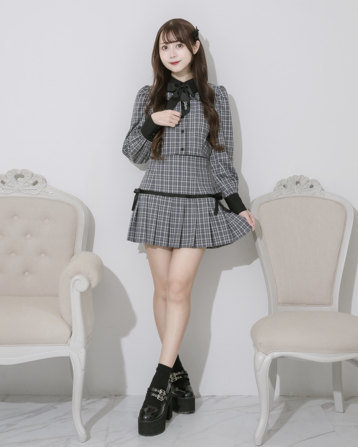 カットアウトリボンブローチ付きトップス