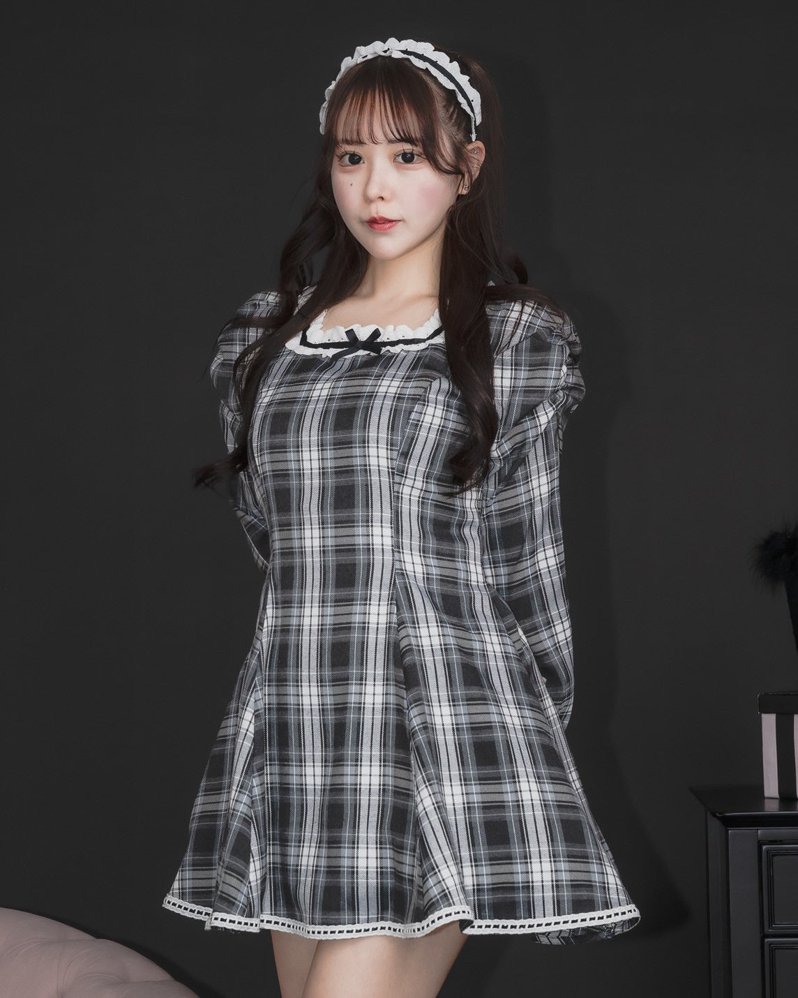 チョーカー付きコットンフリル長袖ワンピース