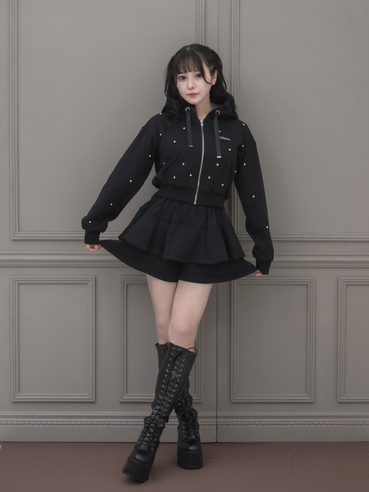 pium フリルビジューパーカーミニスカートセット ブラック フードフリルビジューパーカーセットアップ – pium