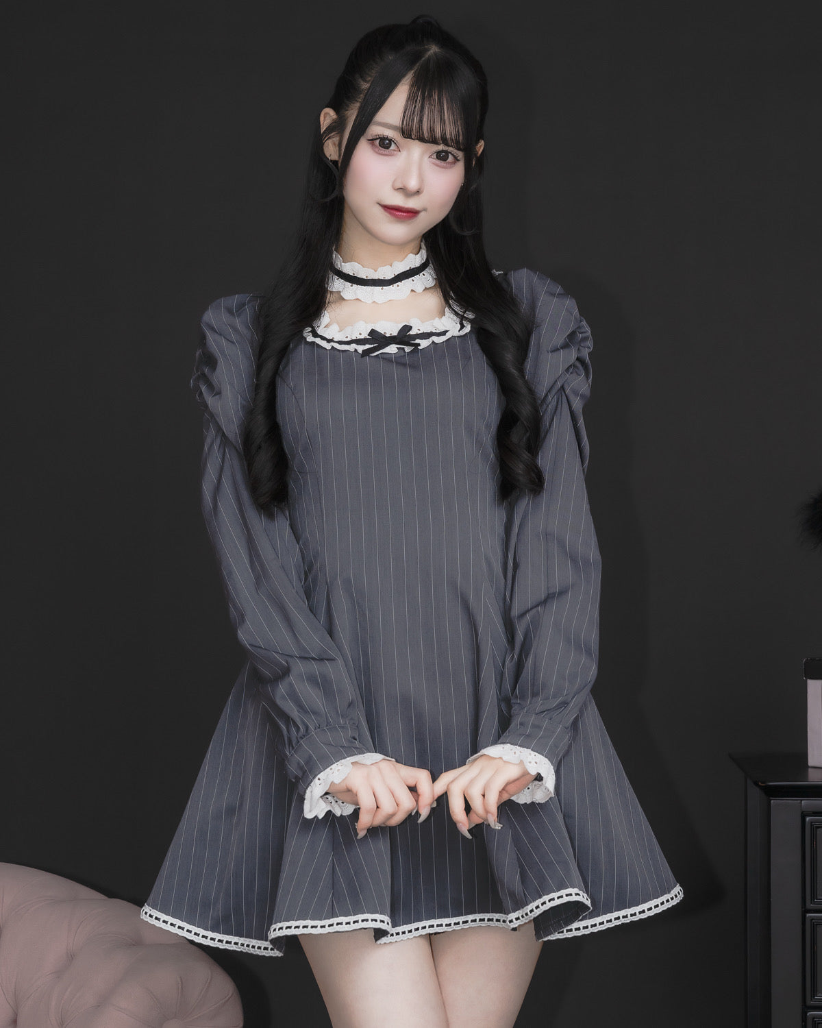 チョーカー付きコットンフリル長袖ワンピース