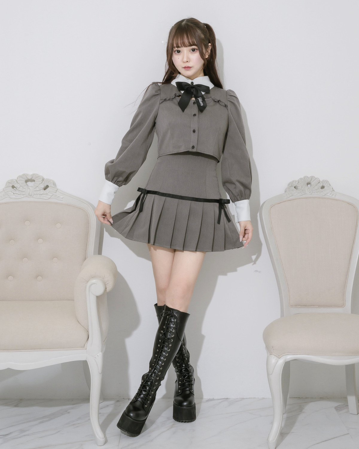 カットアウトリボンブローチ付きトップス