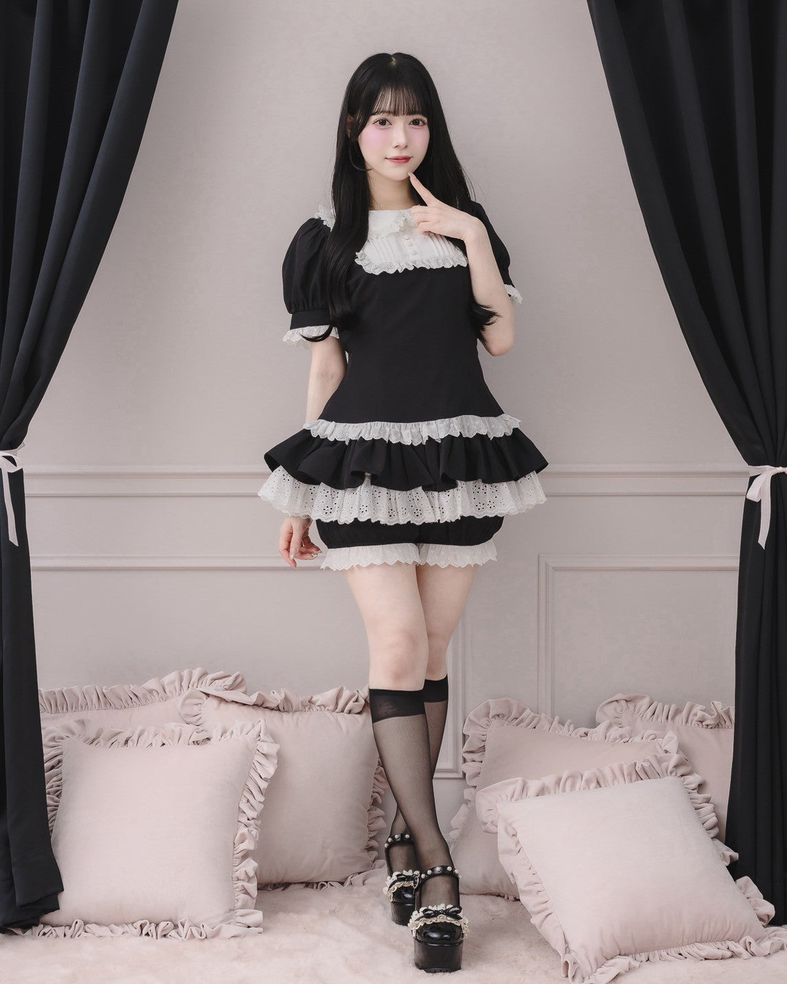 モデル身長：155cm/着用カラー : ブラック×ホワイト