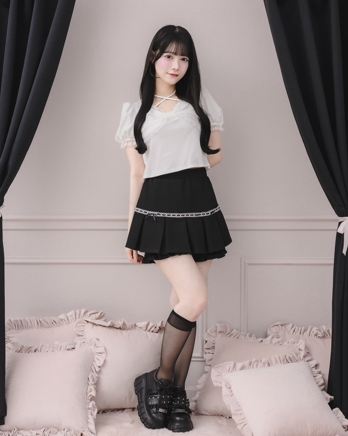モデル身長：155cm/着用カラー : ホワイト×ブラック