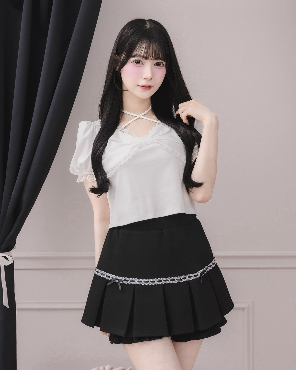 モデル身長：155cm/着用カラー : ホワイト×ブラック