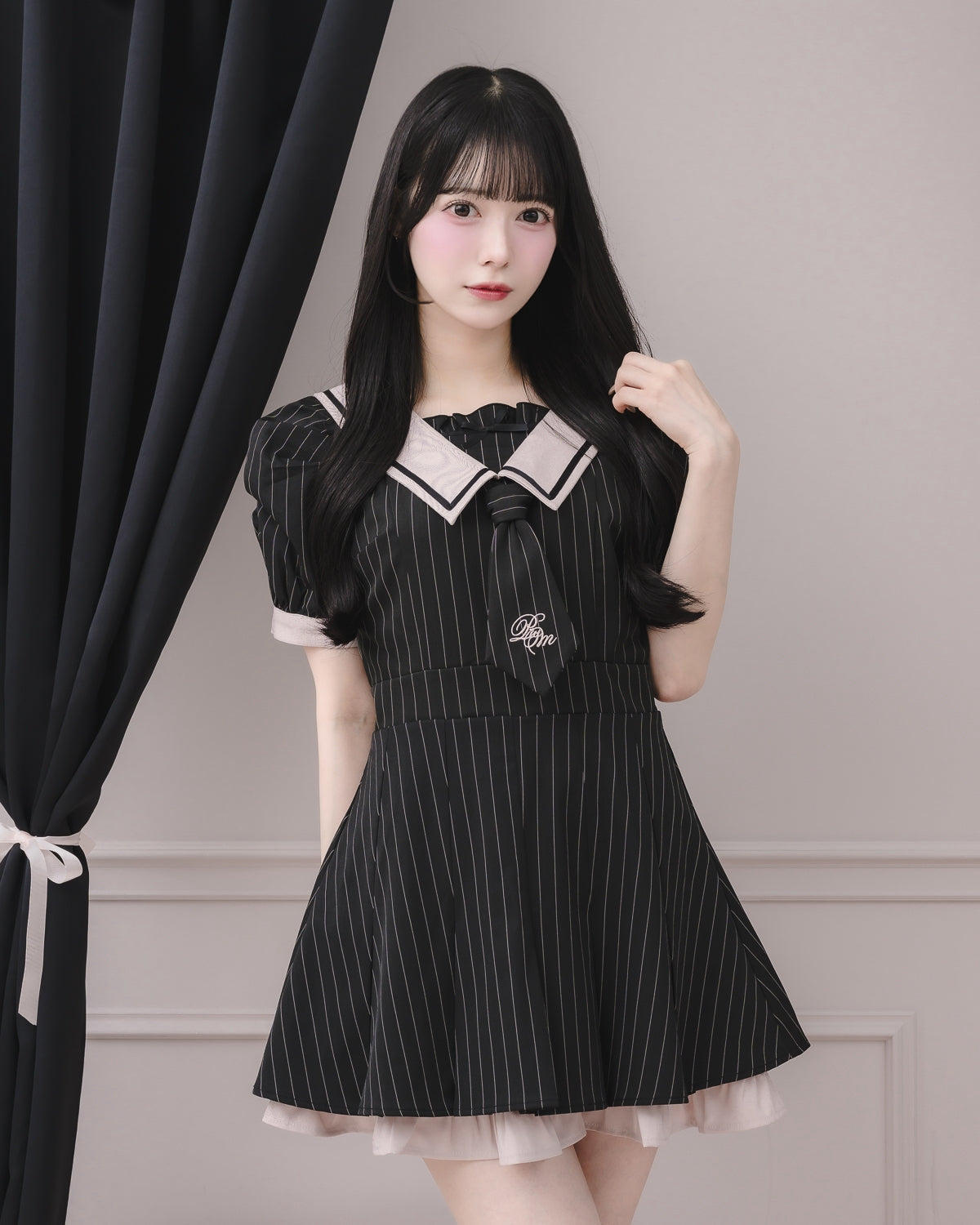ネクタイ付きプリーツミニワンピース – pium