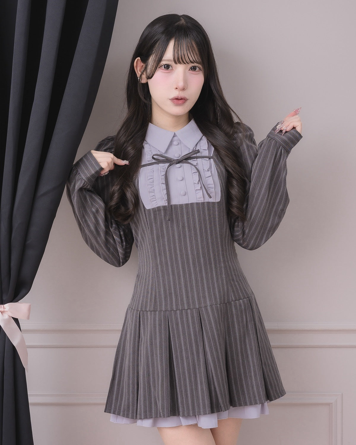 モデル身長：152cm/着用カラー：チャコールストライプ