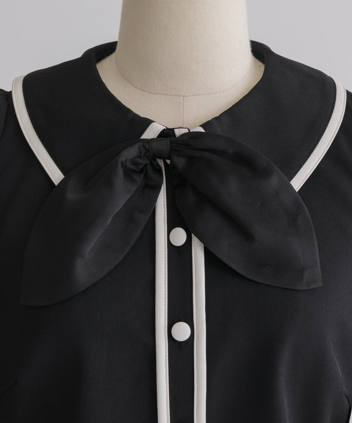 リボンタイバイカラートップス