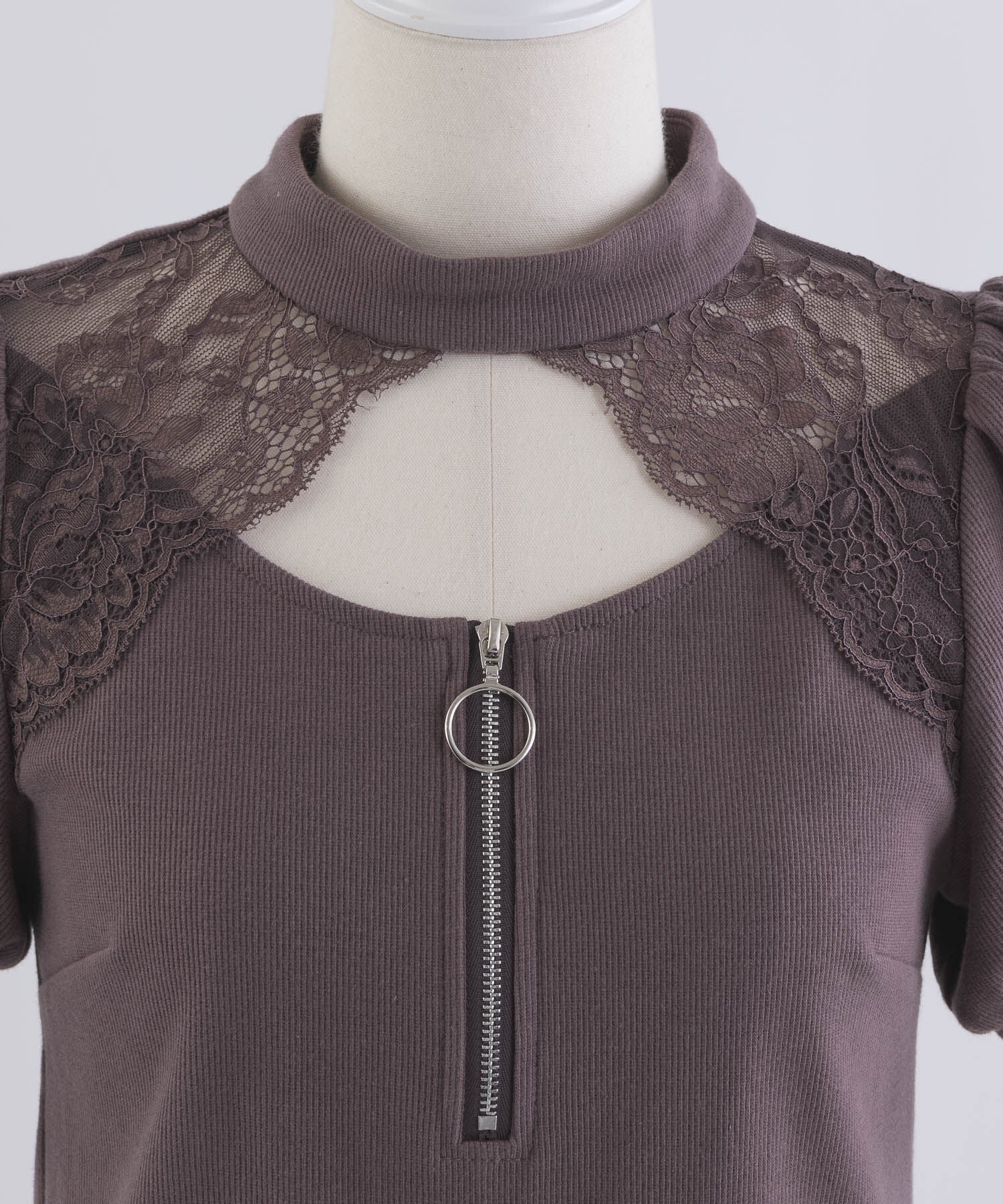 レースカットアウトハイネックカットソー