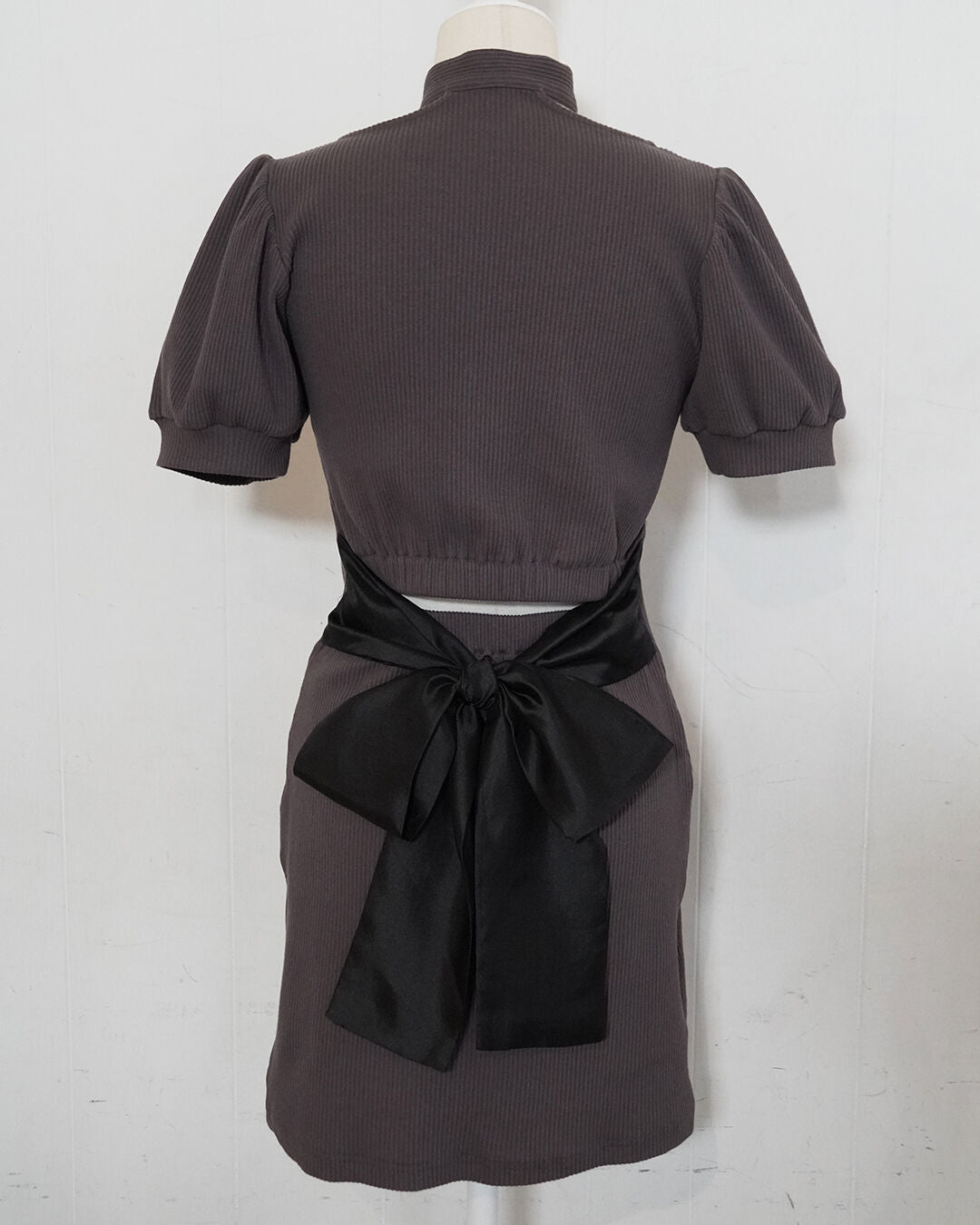 バックリボンチョーカーカットワンピース