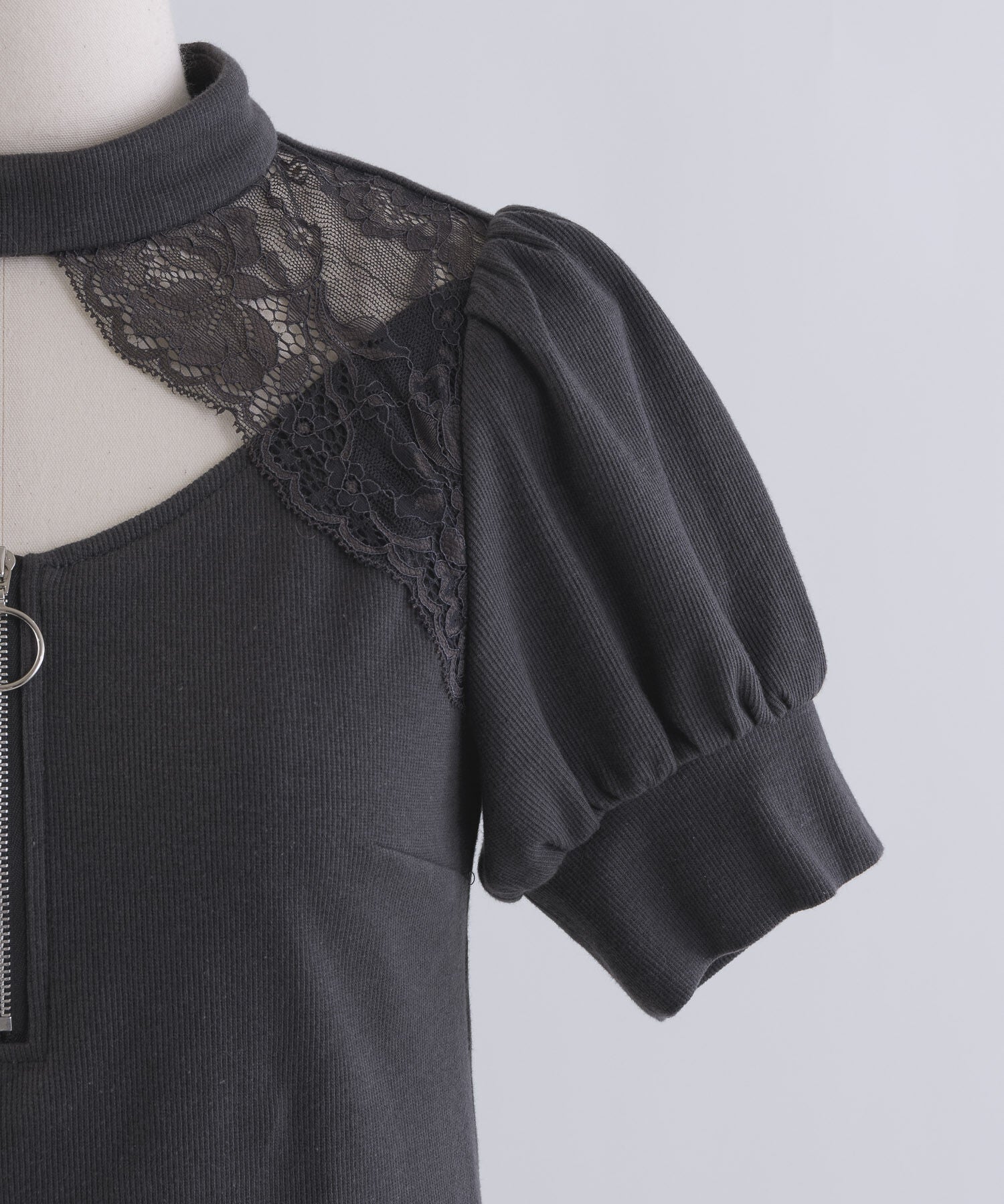 レースカットアウトハイネックカットソー