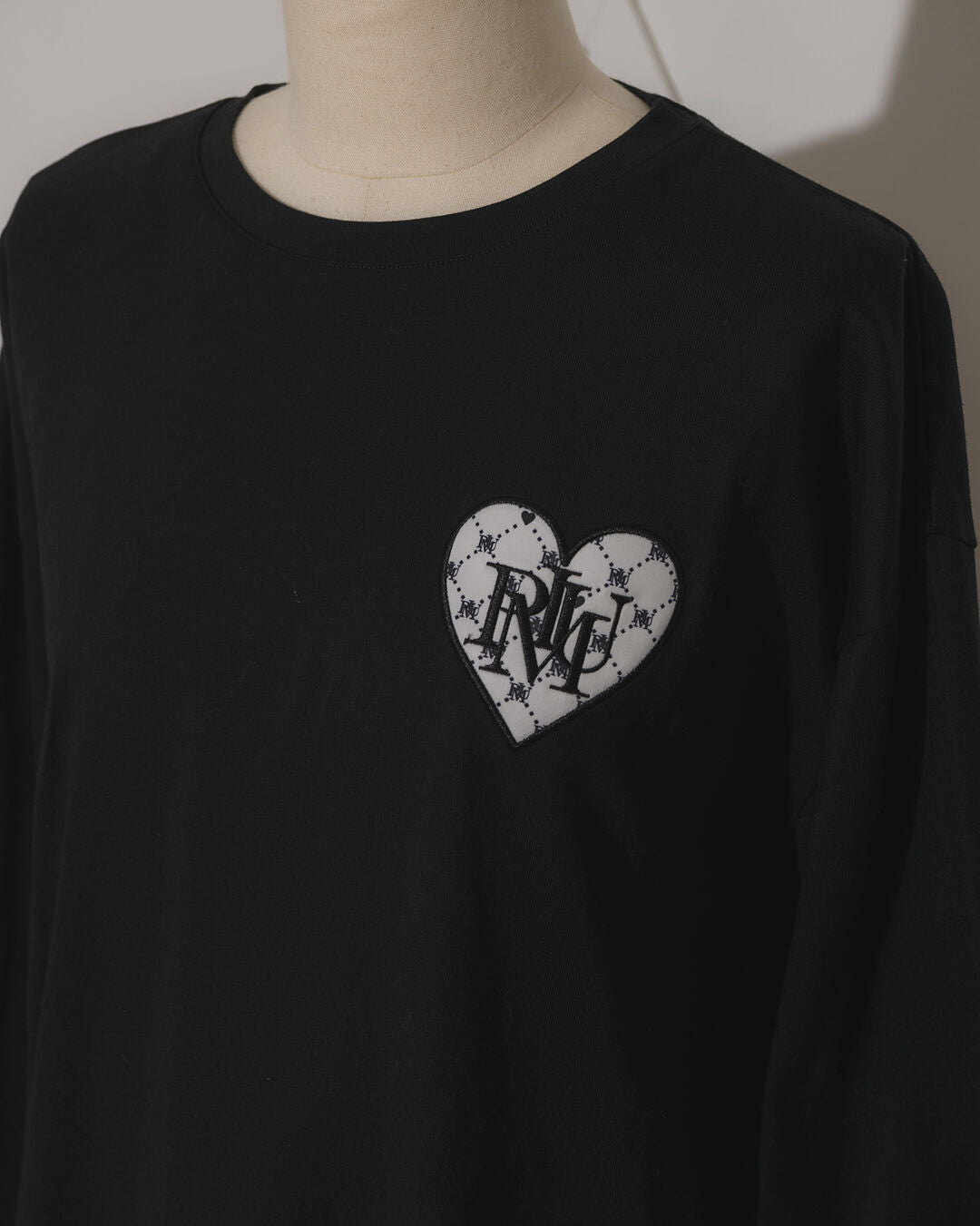 バックロゴpiumモノグラムロングTシャツ