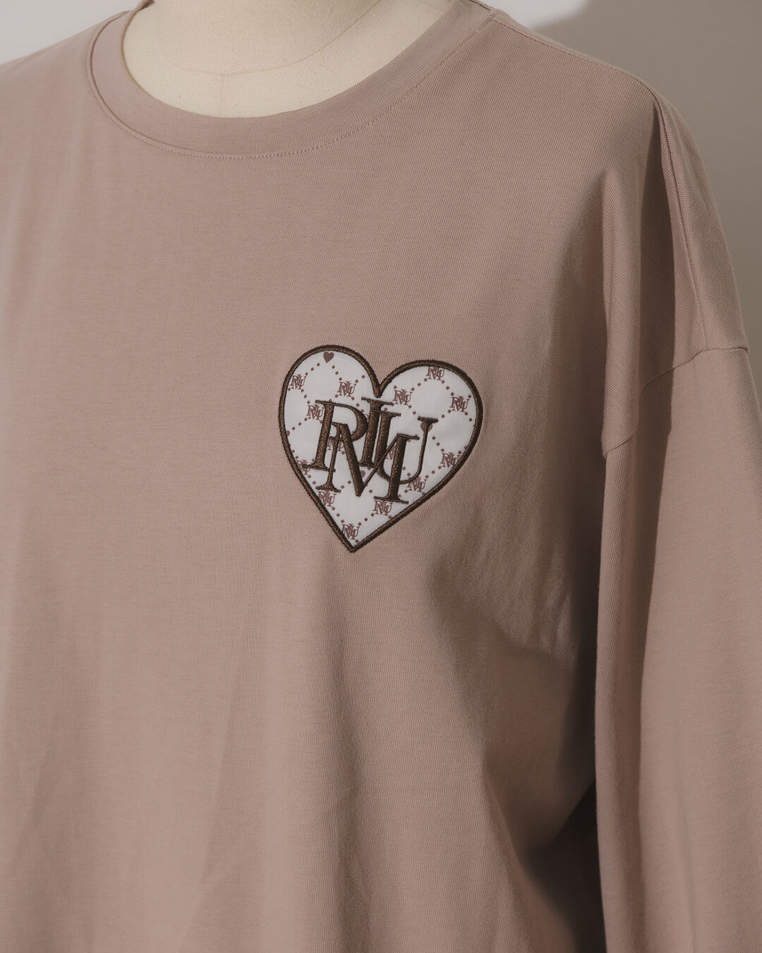 バックロゴpiumモノグラムロングTシャツ