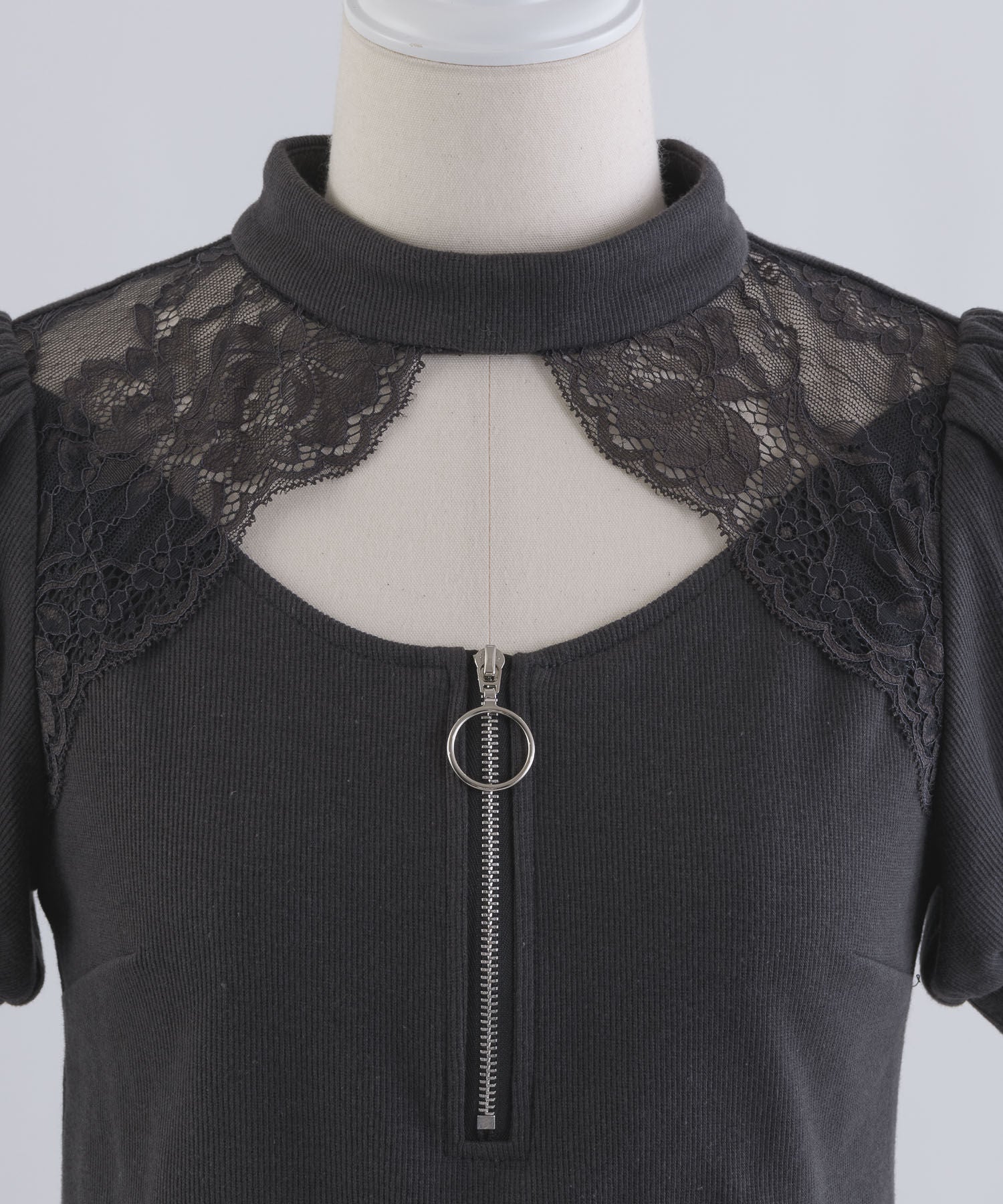 レースカットアウトハイネックカットソー