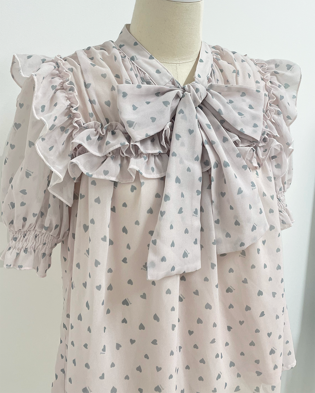 piumハートボウタイフリル半袖ブラウス