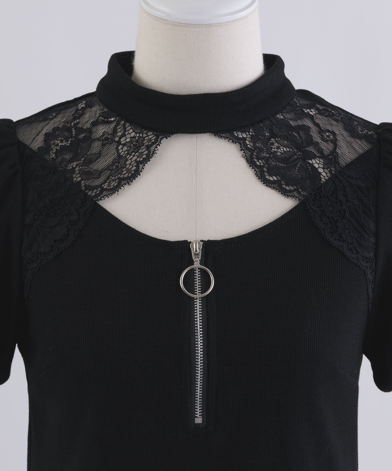 レースカットアウトハイネックカットソー